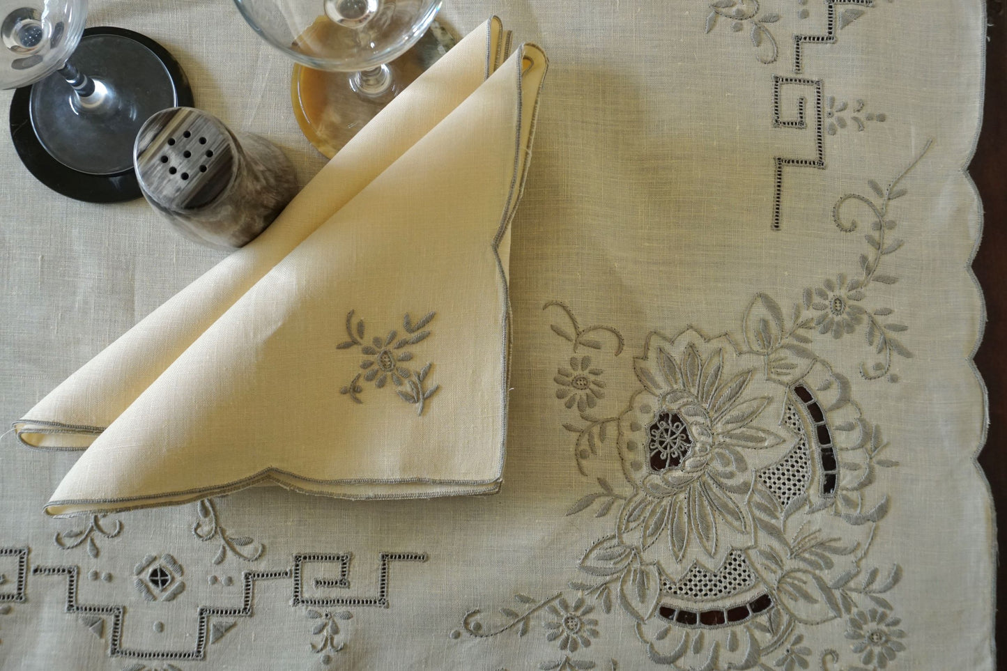 Mantel Rectangular Bordado a Mano