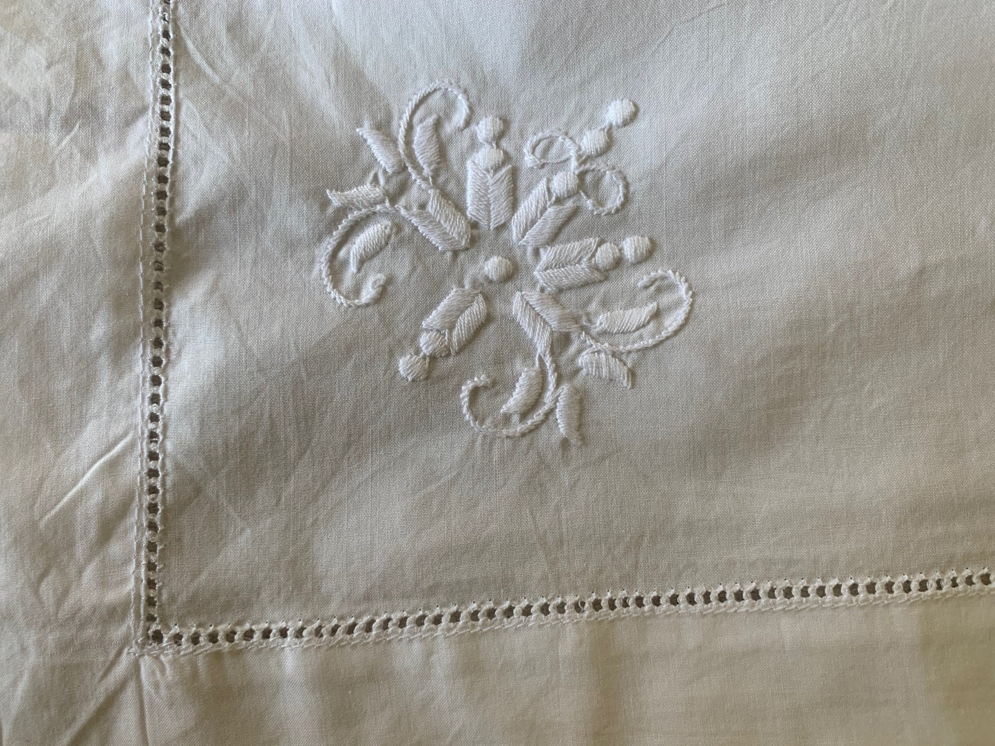 Mantel  Bordado a Mano 350-170 cm