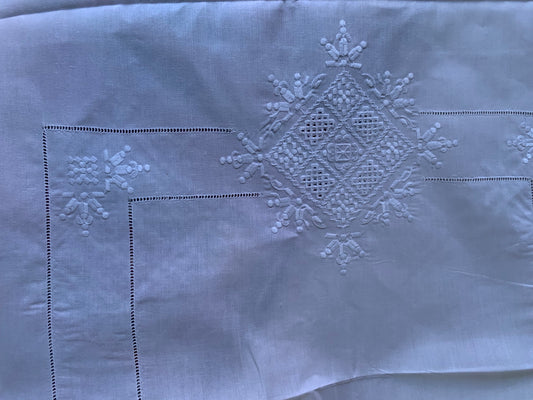 Mantel  Bordado a Mano 200-150 cm